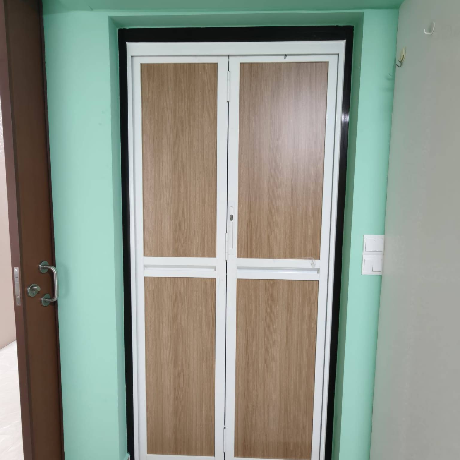 BIFOLD DOOR