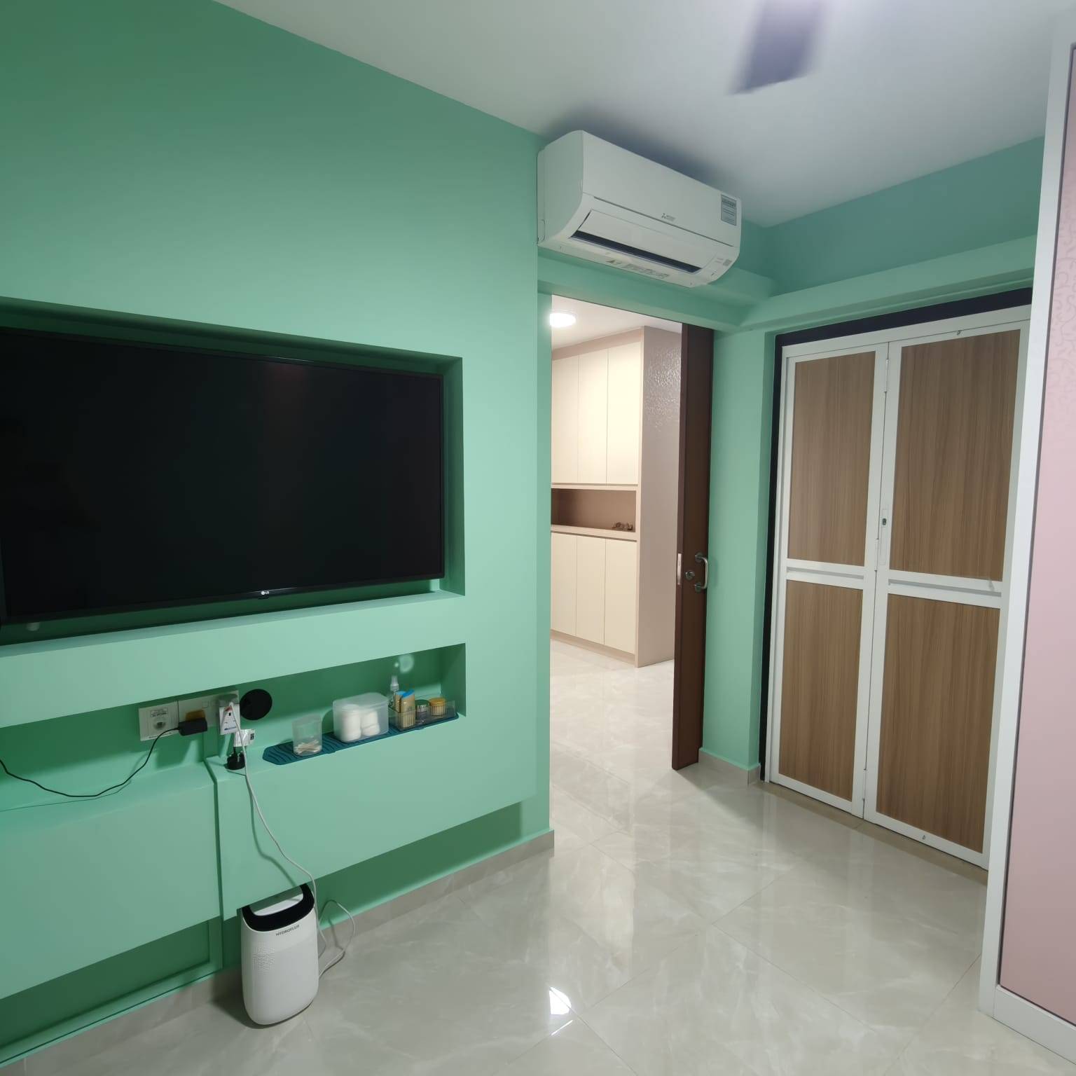 WALL PAINTING, NIGHT CURTAIN & BIFOLD DOOR